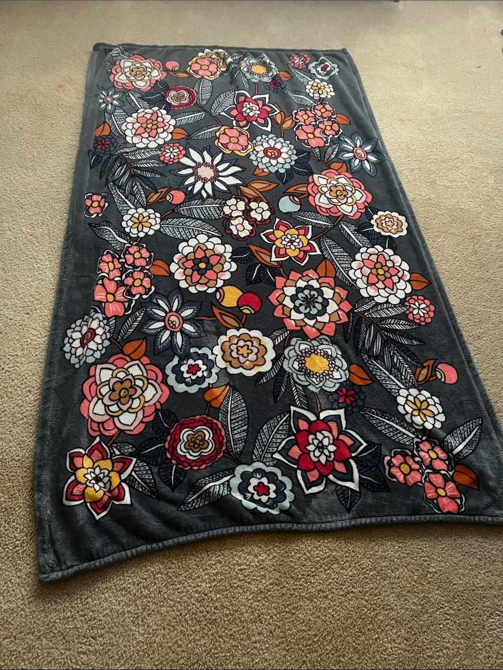 Vera Bradley Tropical Evening Throw Blanket. Smoke free. Pet free - Picture 3 of 3
